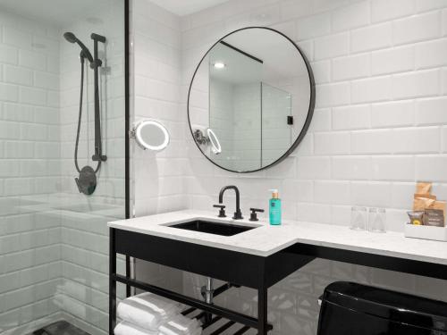 Suite Junior con cama extragrande - No fumadores del hotel Novotel Toronto Centre. Foto 7