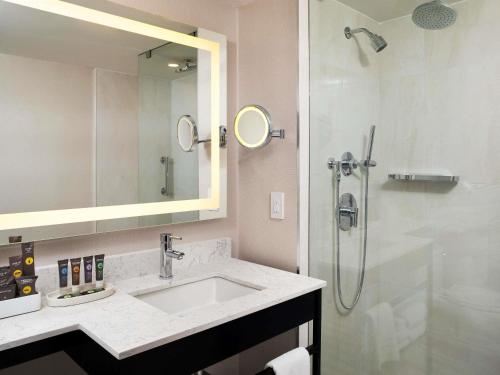 Habitación Executive renovada - 1 cama extragrande del hotel Novotel Toronto Centre. Foto 4