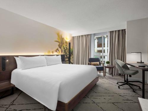 Habitación Superior reformada - 1 cama extragrande del hotel Novotel Toronto Centre. Foto 7