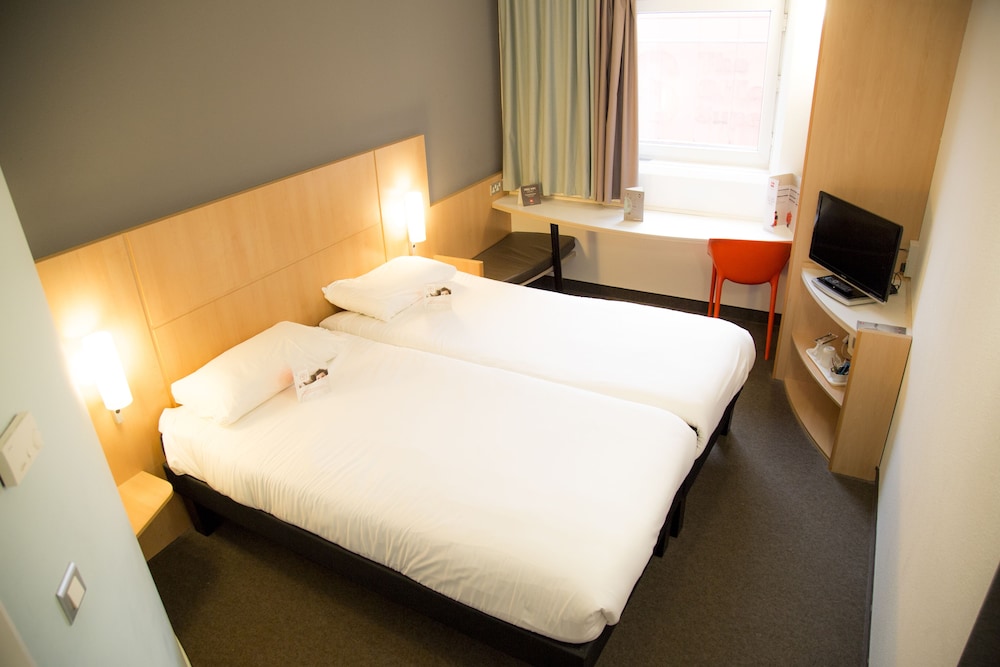 Habitación con 2 camas individuales del hotel Ibis Hull City Centre. Foto 1