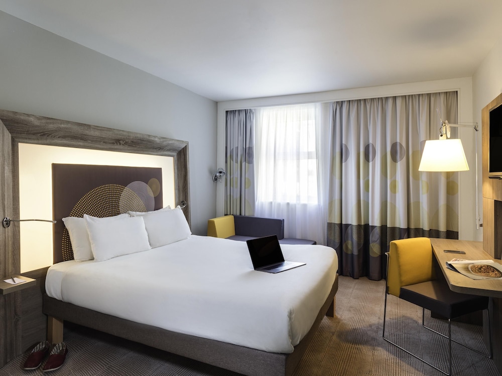 Habitación estándar con cama queen y sofá - cama del hotel Novotel Ipswich. Foto 1