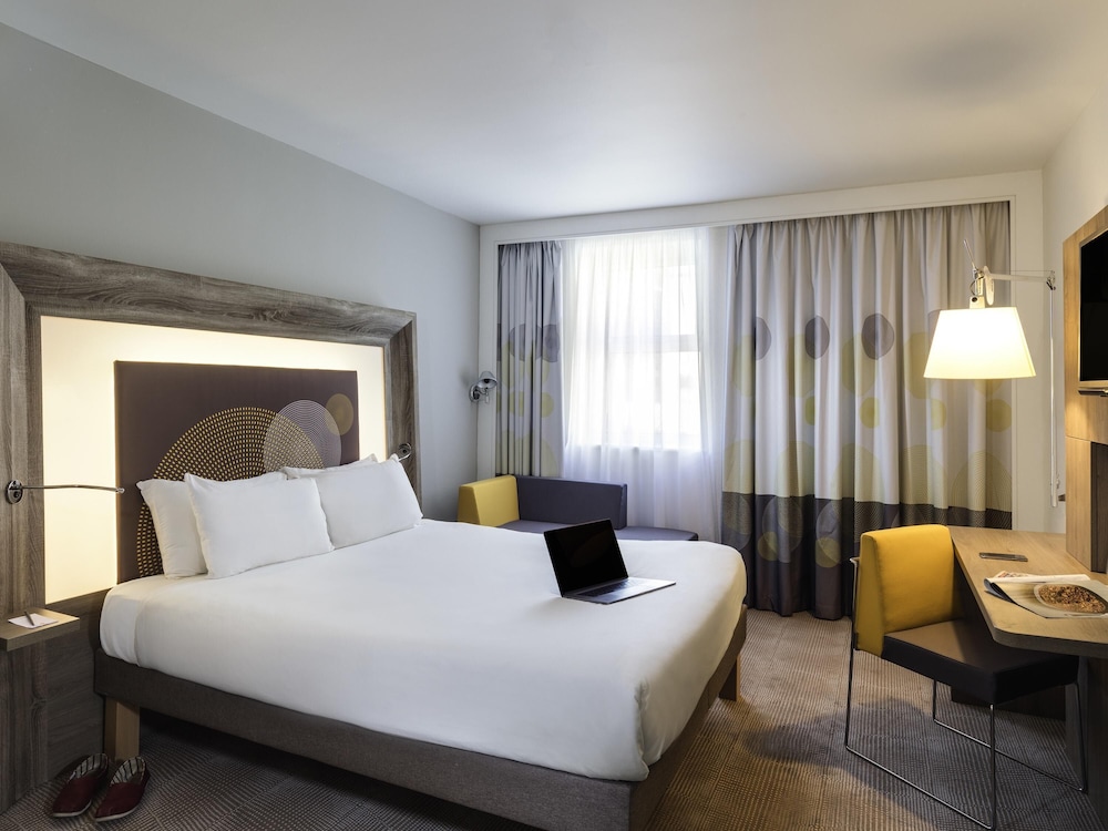 Habitación estándar con cama queen y sofá - cama del hotel Novotel Ipswich. Foto 3