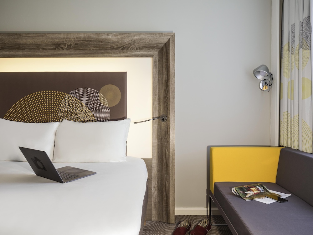 Habitación estándar con cama queen y sofá - cama del hotel Novotel Ipswich. Foto 4
