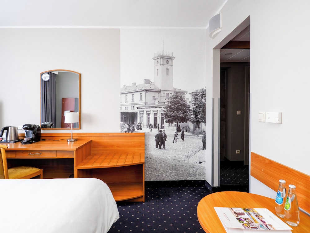 Habitación Superior con 1 cama doble. Habitación con vistas al parque del hotel Mercure Czestochowa Centrum. Foto 1