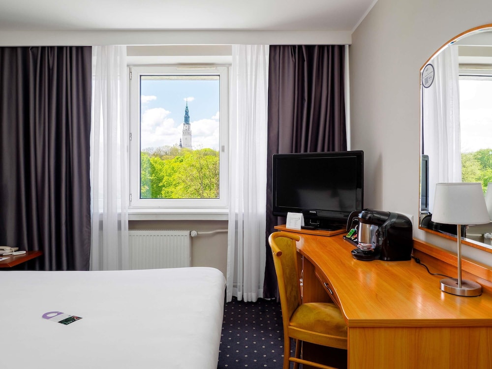 Habitación Superior con 1 cama doble. Habitación con vistas al parque del hotel Mercure Czestochowa Centrum. Foto 4