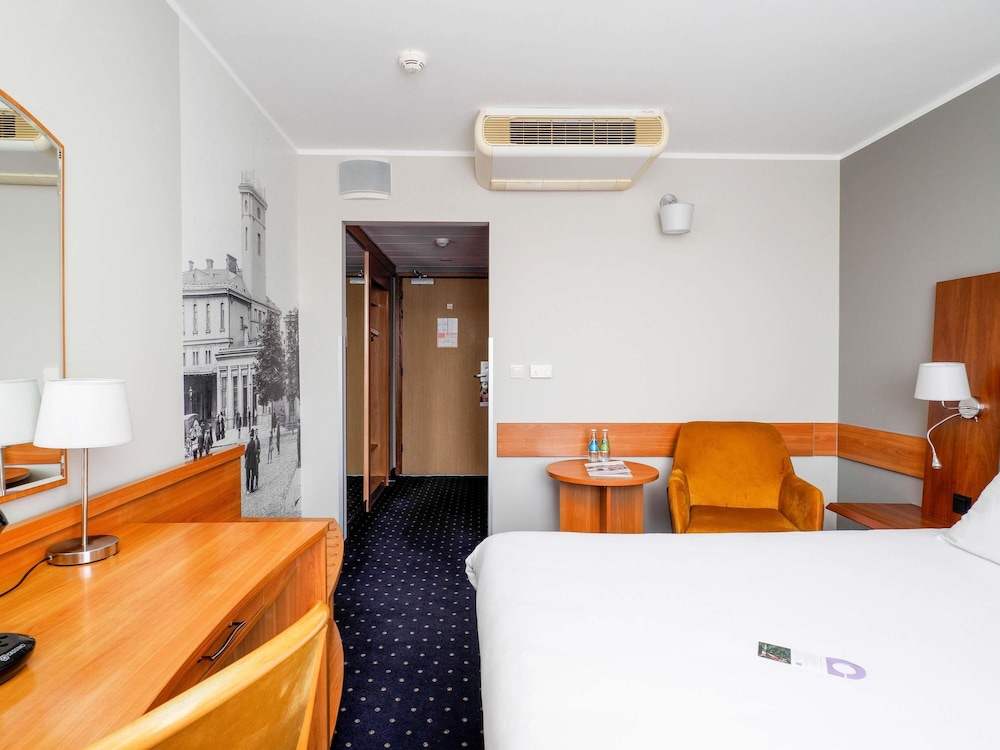 Habitación Superior con 1 cama doble. Habitación con vistas al parque del hotel Mercure Czestochowa Centrum. Foto 5