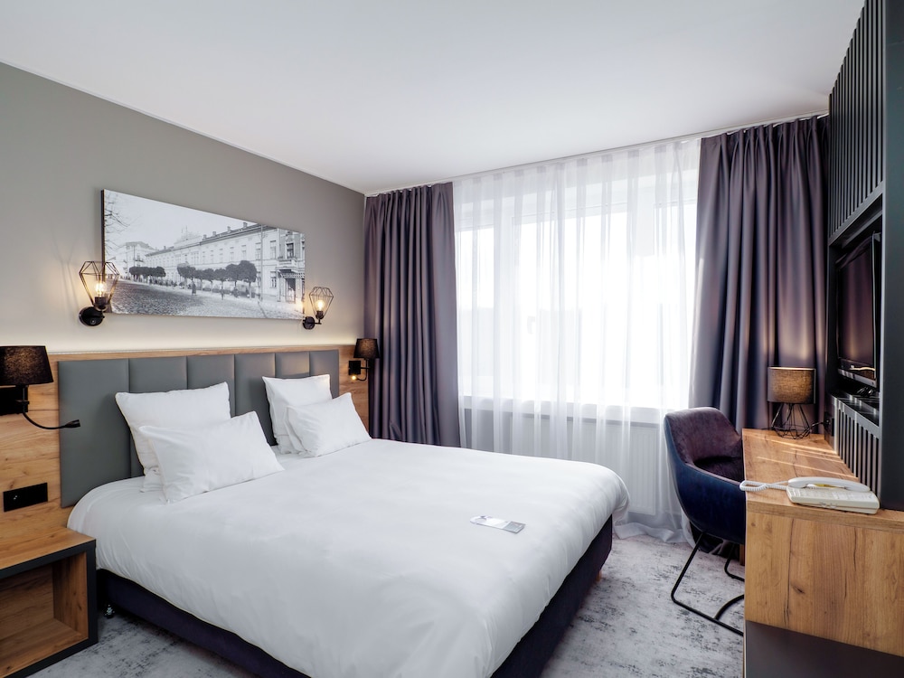 Suite Deluxe con 1 cama doble y sofá del hotel Mercure Czestochowa Centrum. Foto 2