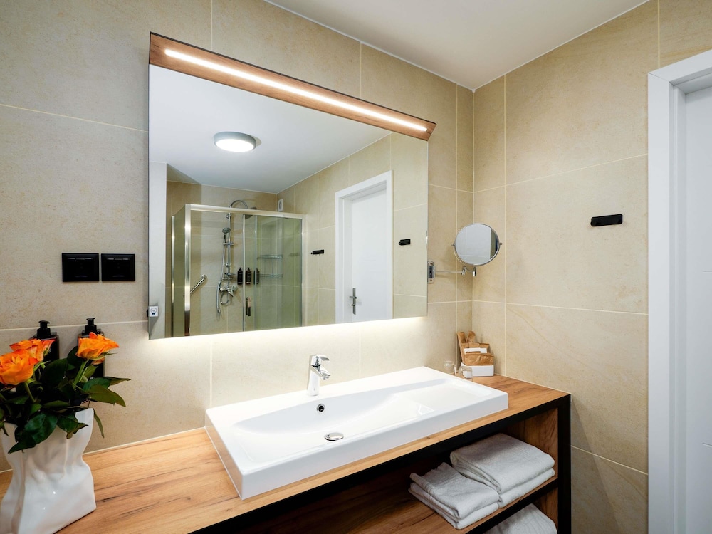 Suite Deluxe con 1 cama doble y sofá del hotel Mercure Czestochowa Centrum. Foto 11