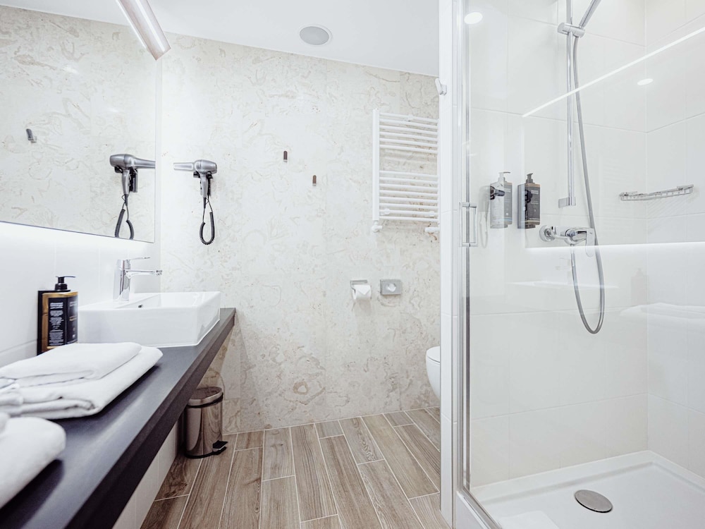 Habitación Superior con cama doble del hotel Mercure Jelenia Gora. Foto 7
