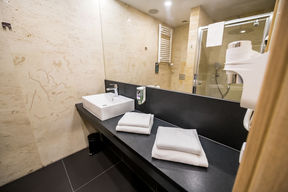 Habitación Superior con cama doble del hotel Mercure Jelenia Gora. Foto 16