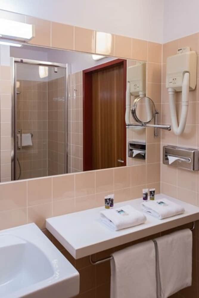 Habitación estándar con 2 camas individuales del hotel Mercure Jelenia Gora. Foto 9