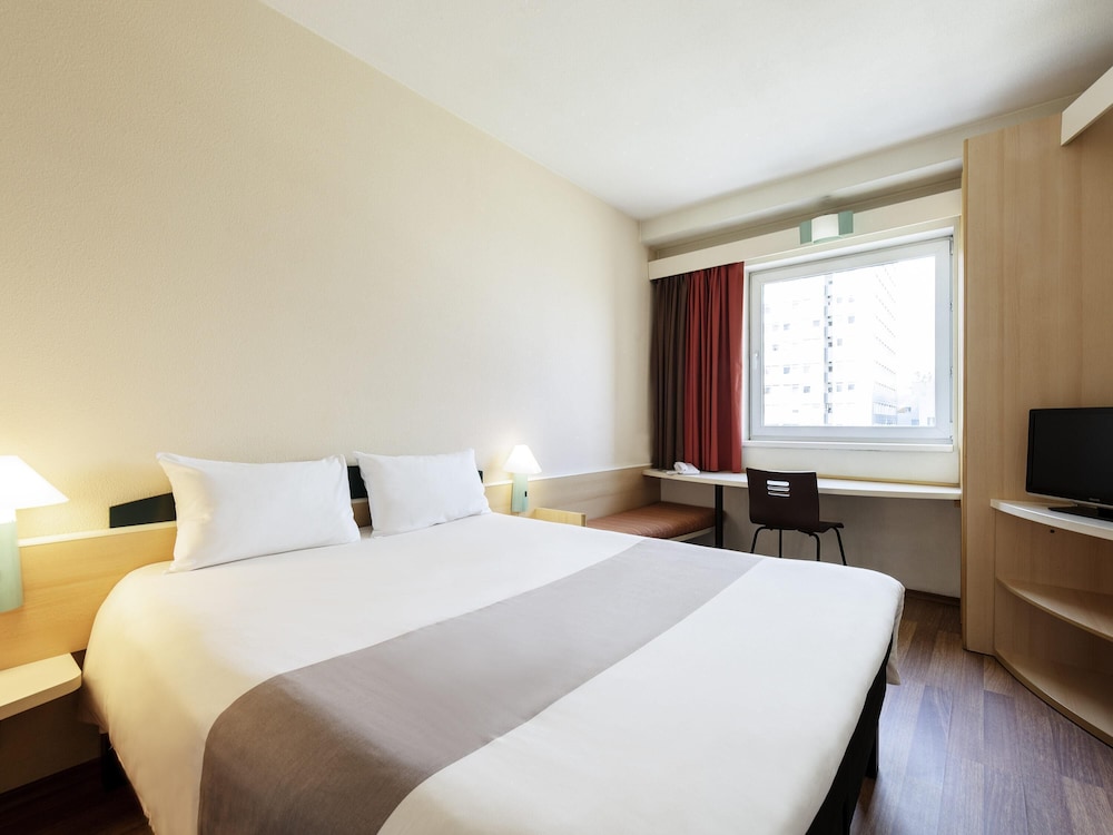 Habitación para una o dos personas equipada con nueva ropa de cama del hotel Ibis Lodz Centrum