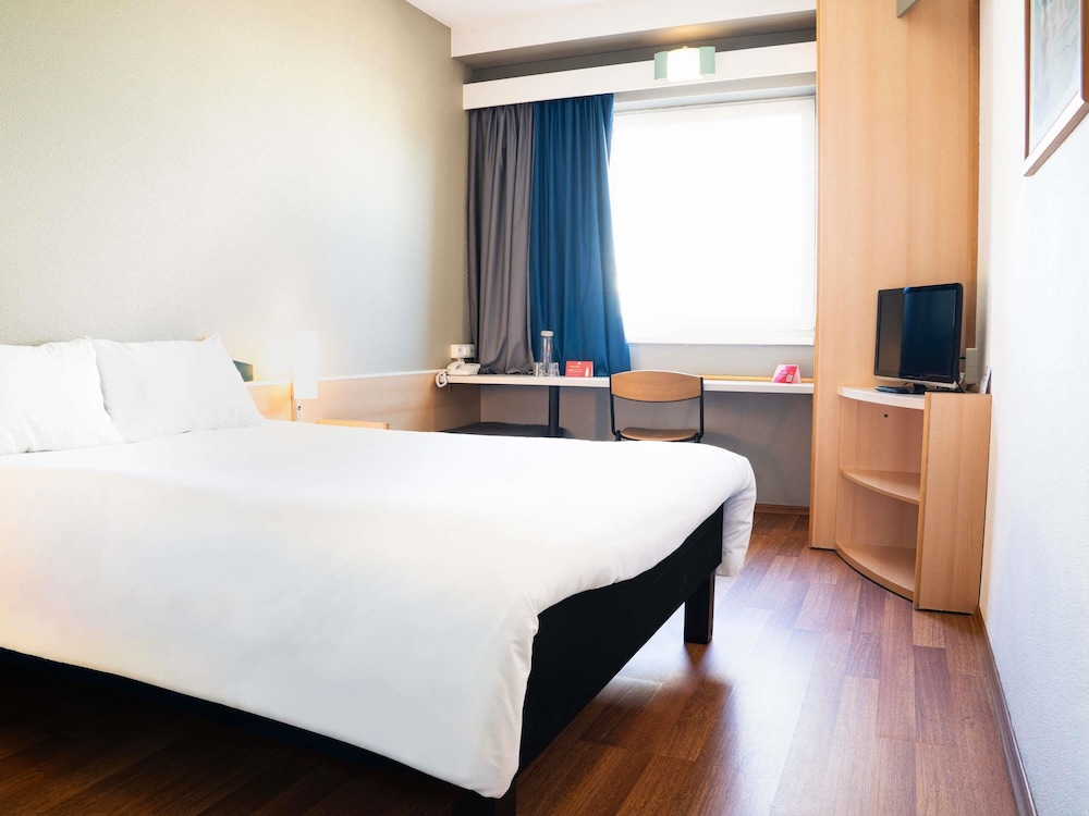 Habitación para una o dos personas equipada con nueva ropa de cama del hotel Ibis Lodz Centrum. Foto 1