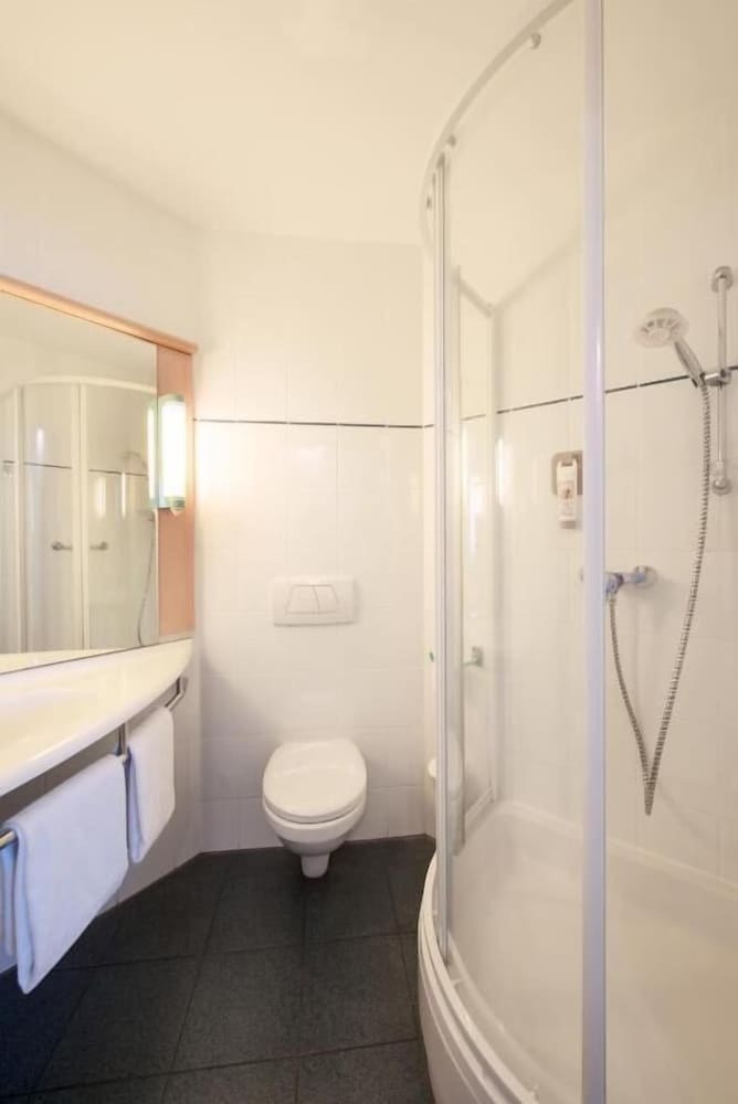 Habitación para una o dos personas equipada con nueva ropa de cama del hotel Ibis Lodz Centrum. Foto 4