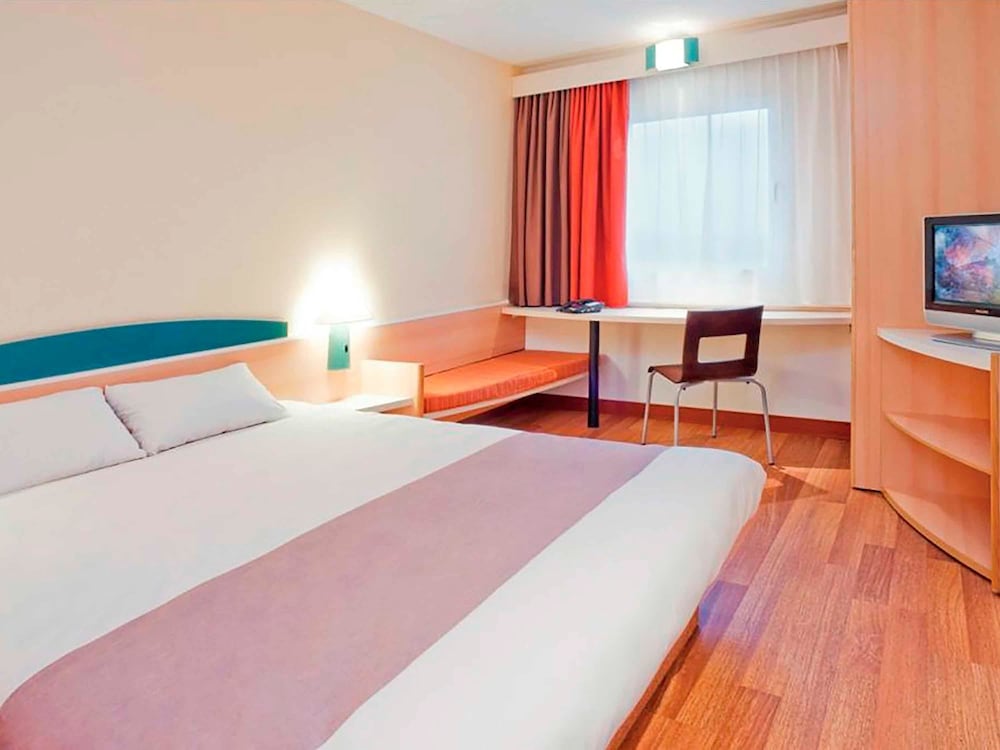 Habitación para una o dos personas equipada con nueva ropa de cama del hotel Ibis Lodz Centrum. Foto 2