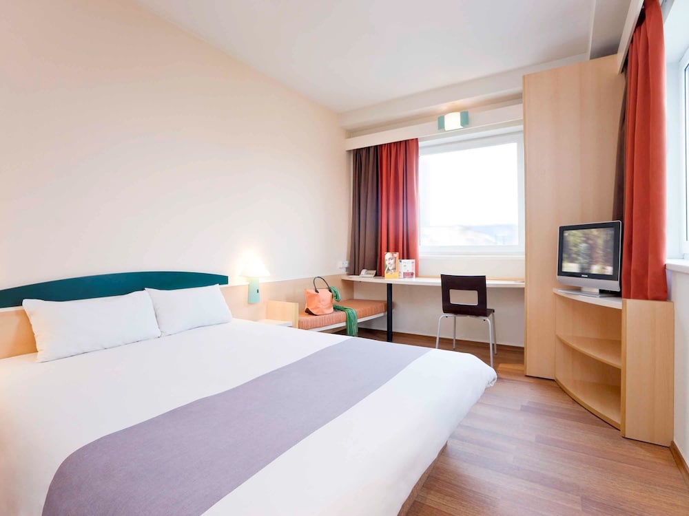 Habitación para una o dos personas equipada con nueva ropa de cama del hotel Ibis Lodz Centrum. Foto 3