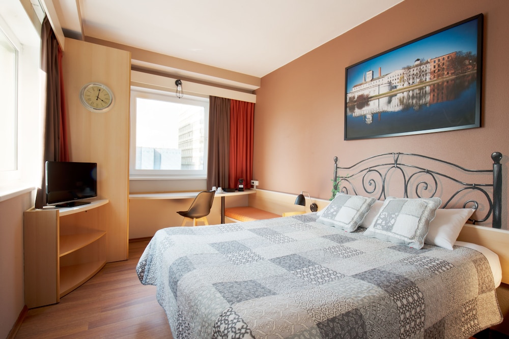 Habitación para una o dos personas equipada con nueva ropa de cama del hotel Ibis Lodz Centrum. Foto 4