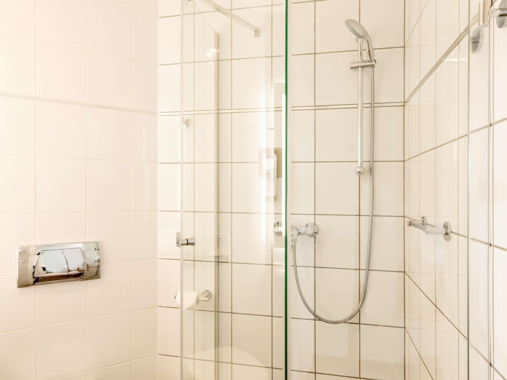 Habitación para una o dos personas equipada con nueva ropa de cama del hotel Ibis Lodz Centrum. Foto 6