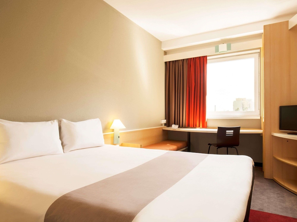 Habitación para una o dos personas equipada con nueva ropa de cama del hotel Ibis Lodz Centrum. Foto 7