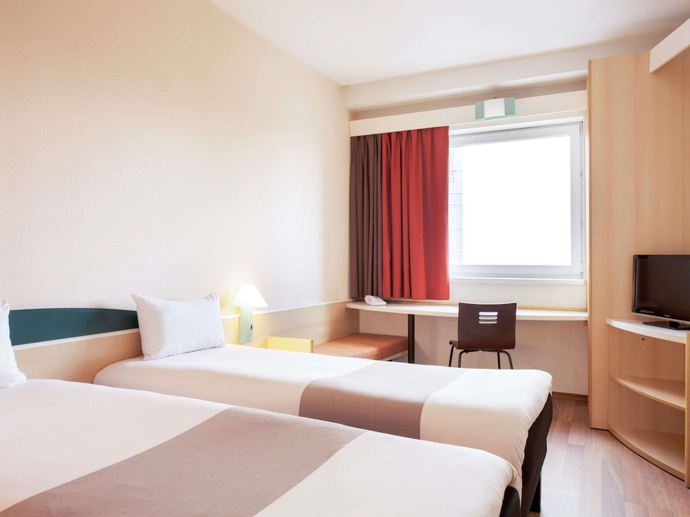 Habitación doble con dos camas individuales para 1 o 2 personas equipada con nueva ropa de cama del hotel Ibis Lodz Centrum