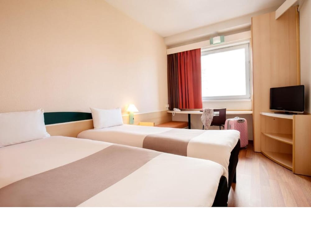 Habitación doble con dos camas individuales para 1 o 2 personas equipada con nueva ropa de cama del hotel Ibis Lodz Centrum. Foto 1