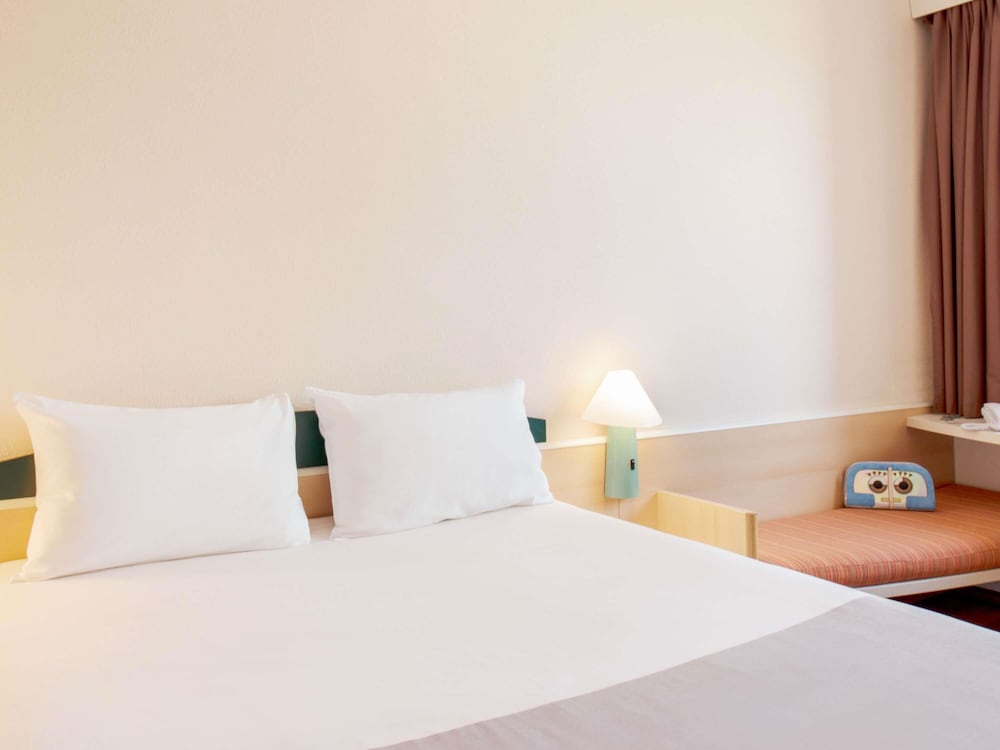Habitación doble con dos camas individuales para 1 o 2 personas equipada con nueva ropa de cama del hotel Ibis Lodz Centrum. Foto 4
