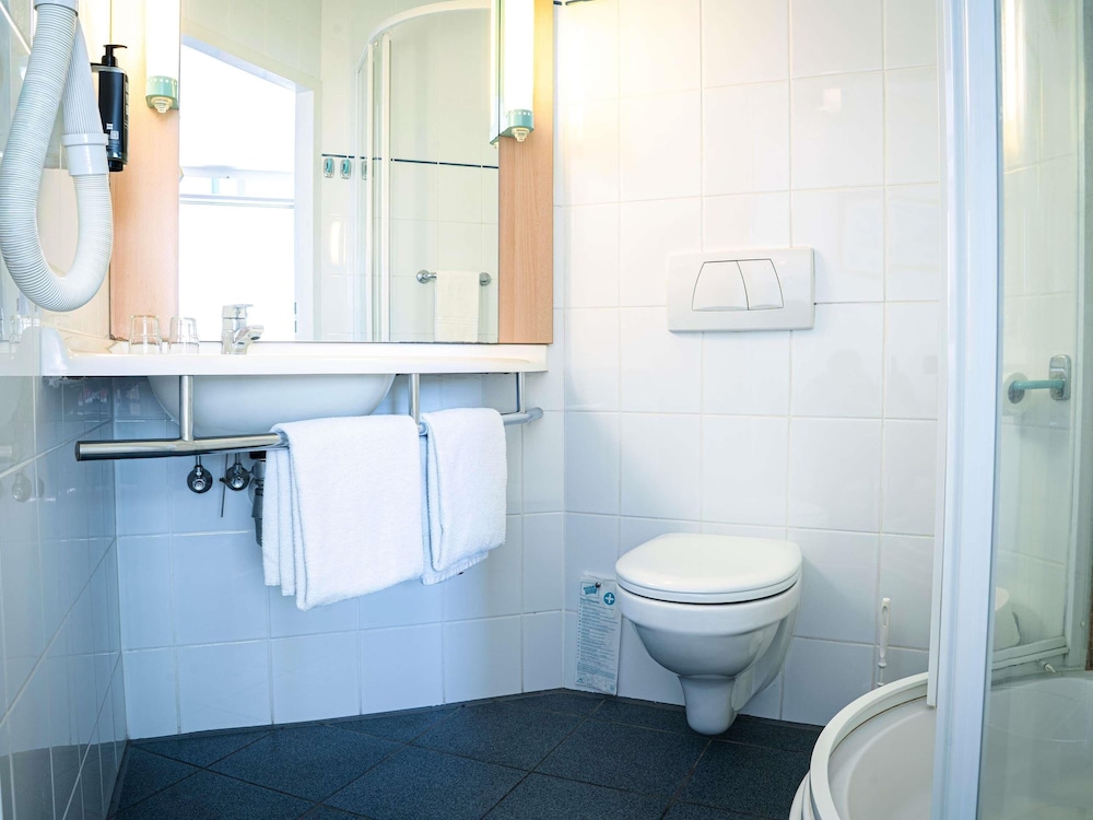 Habitación doble con dos camas individuales para 1 o 2 personas equipada con nueva ropa de cama del hotel Ibis Lodz Centrum. Foto 5