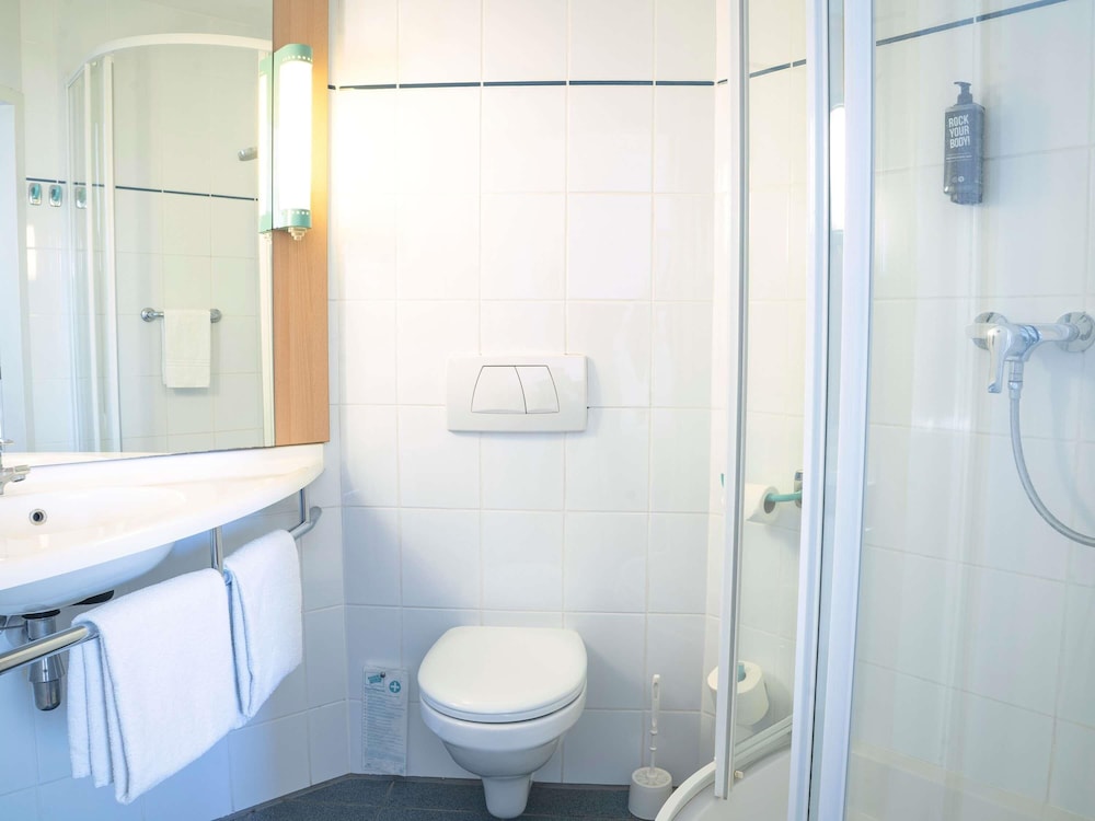 Habitación doble con dos camas individuales para 1 o 2 personas equipada con nueva ropa de cama del hotel Ibis Lodz Centrum. Foto 6
