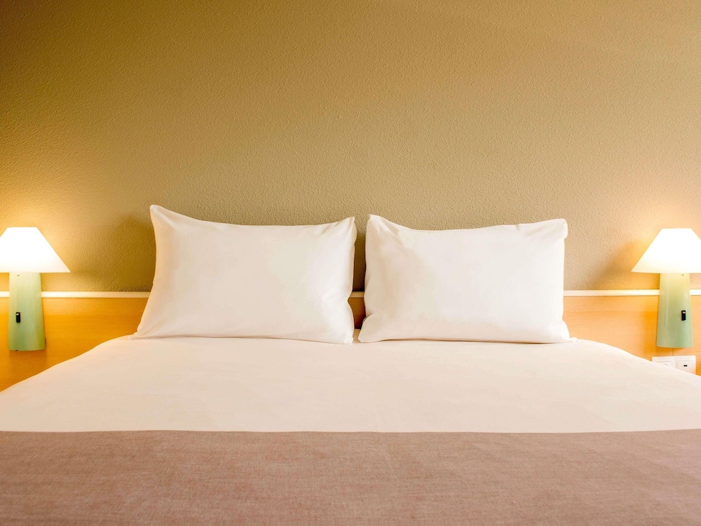 Habitación doble con dos camas individuales para 1 o 2 personas equipada con nueva ropa de cama del hotel Ibis Lodz Centrum. Foto 7