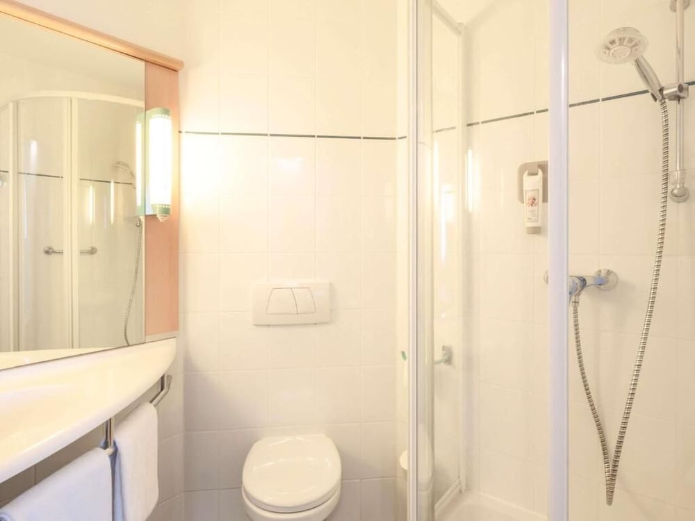 Habitación doble con dos camas individuales para 1 o 2 personas equipada con nueva ropa de cama del hotel Ibis Lodz Centrum. Foto 8