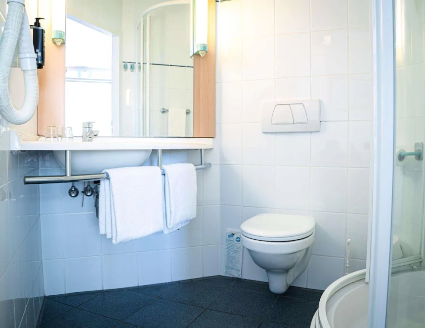 Habitación doble 2 Camas individuales del hotel Ibis Lodz Centrum. Foto 4