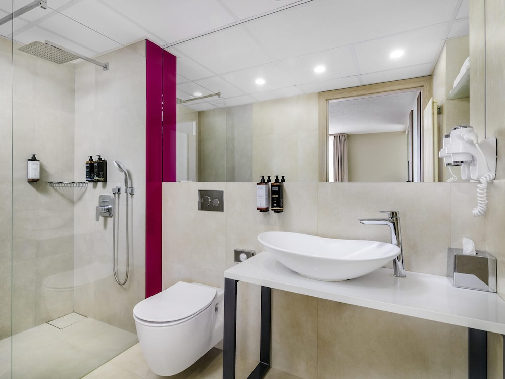 Suite con una cama doble y un sofá del hotel Mercure Lublin Centrum. Foto 2