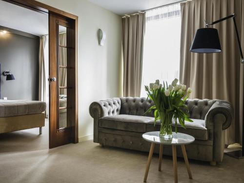 Suite con una cama queen - size del hotel Mercure Lublin Centrum. Foto 2