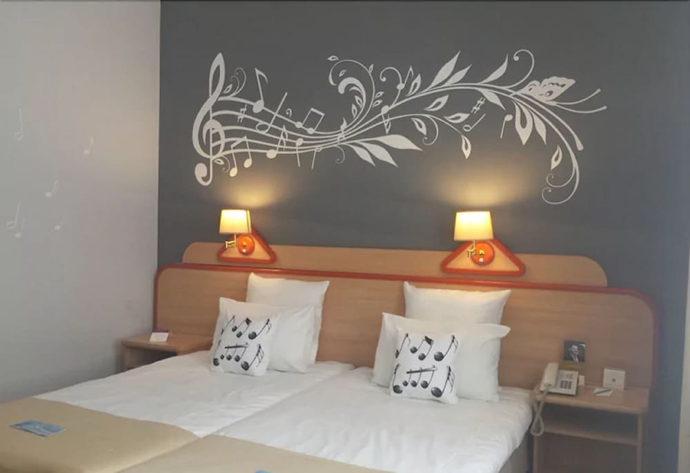 Habitación estándar con dos camas individuales del hotel Mercure Opole. Foto 1