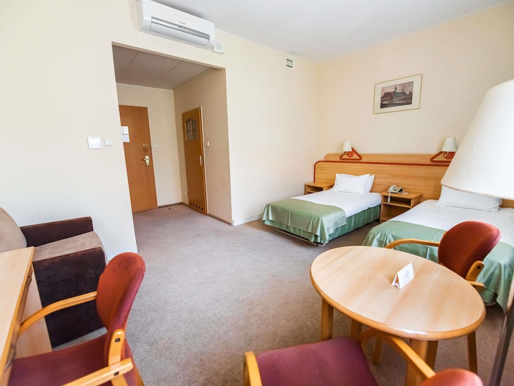 Habitación estándar con dos camas individuales del hotel Mercure Opole. Foto 5