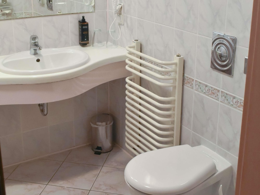Habitación estándar con dos camas individuales del hotel Mercure Opole. Foto 8