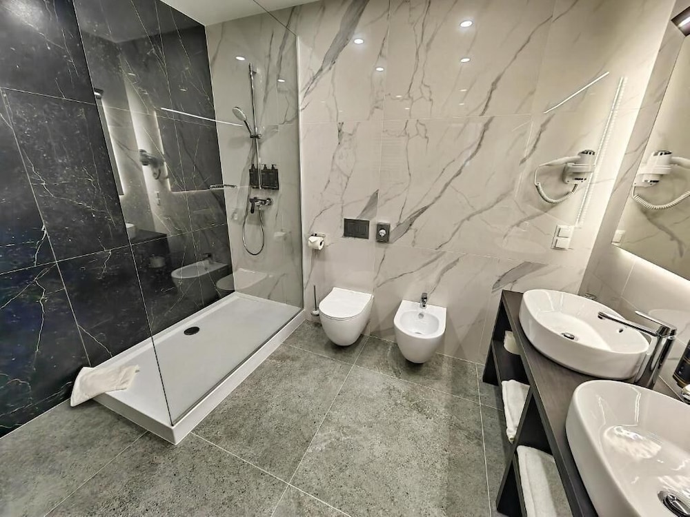 Apartamento estándar con 1 cama doble del hotel Mercure Opole. Foto 11