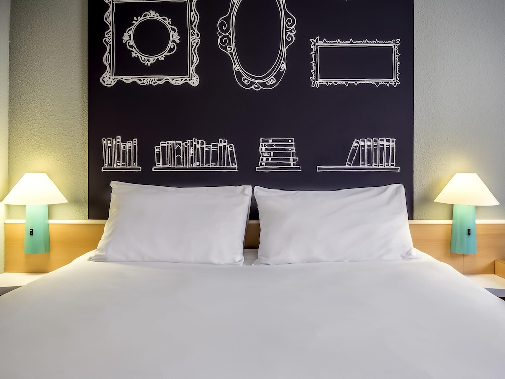 Habitación con una cama grande para 1 o 2 personas del hotel Ibis Szczecin Centrum