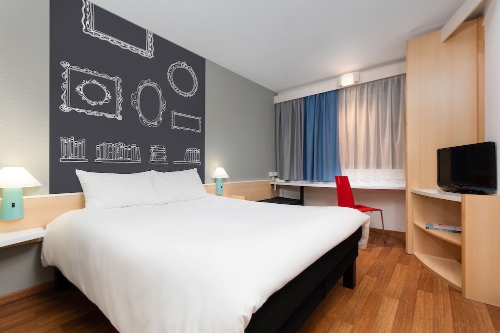 Habitación con una cama grande para 1 o 2 personas del hotel Ibis Szczecin Centrum. Foto 1