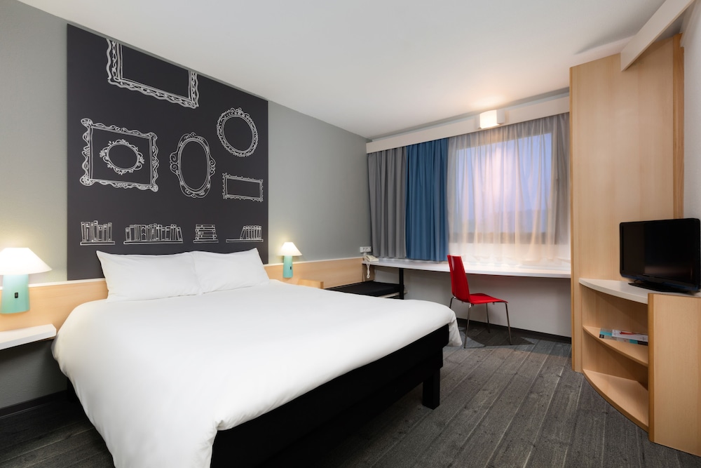 Habitación con una cama grande para 1 o 2 personas del hotel Ibis Szczecin Centrum. Foto 2
