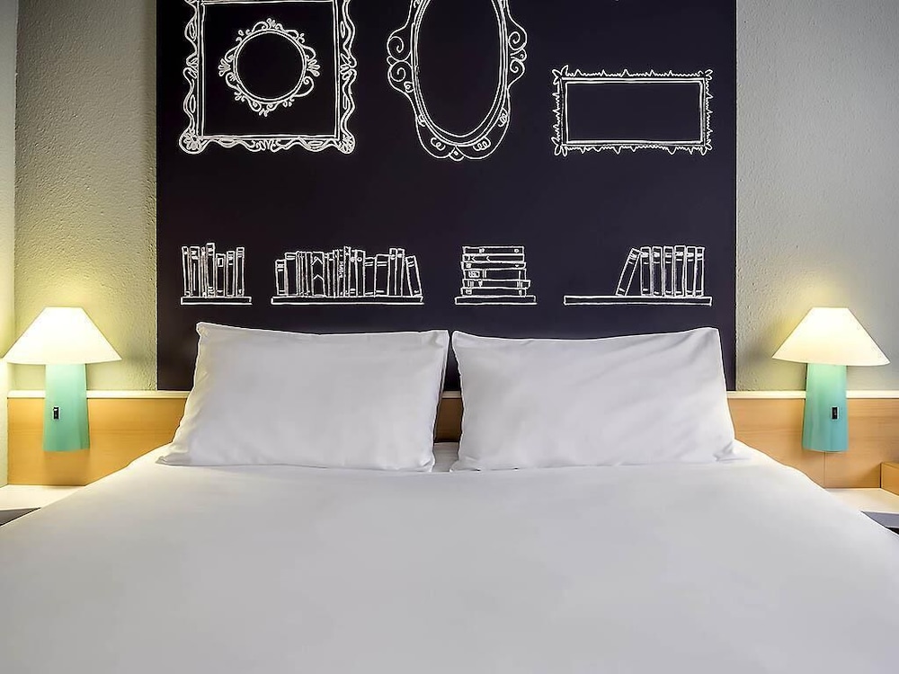Habitación con una cama grande para 1 o 2 personas del hotel Ibis Szczecin Centrum. Foto 3