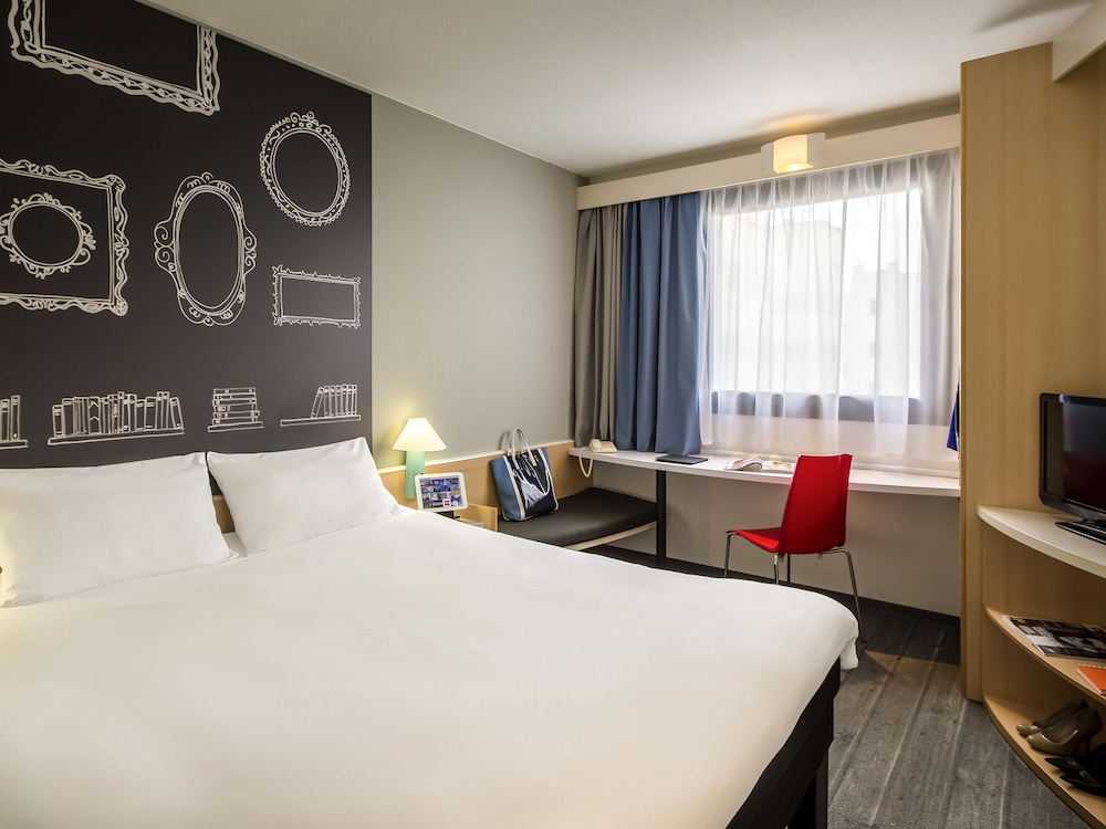 Habitación con una cama grande para 1 o 2 personas del hotel Ibis Szczecin Centrum. Foto 4
