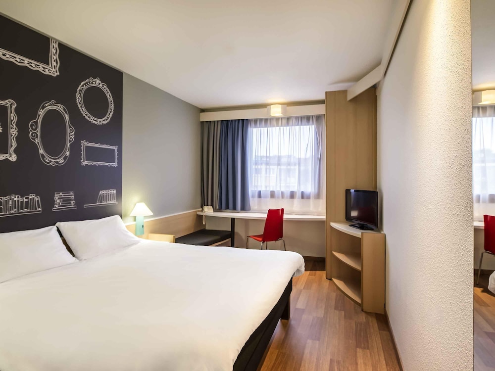 Habitación estándar con dos camas individuales y cama supletoria del hotel Ibis Szczecin Centrum