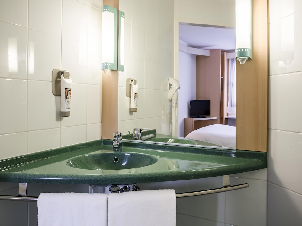 Habitación estándar con dos camas individuales y cama supletoria del hotel Ibis Szczecin Centrum. Foto 3