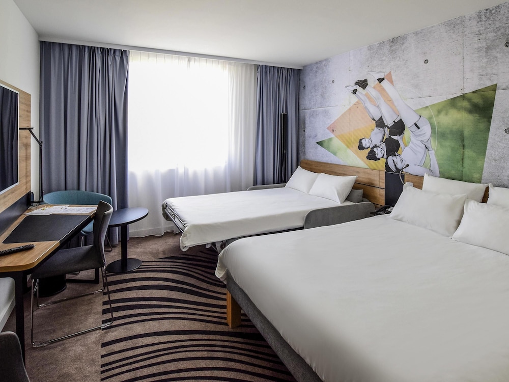 Habitación Familiar con una cama grande y un sofá doble del hotel Novotel Szczecin Centrum