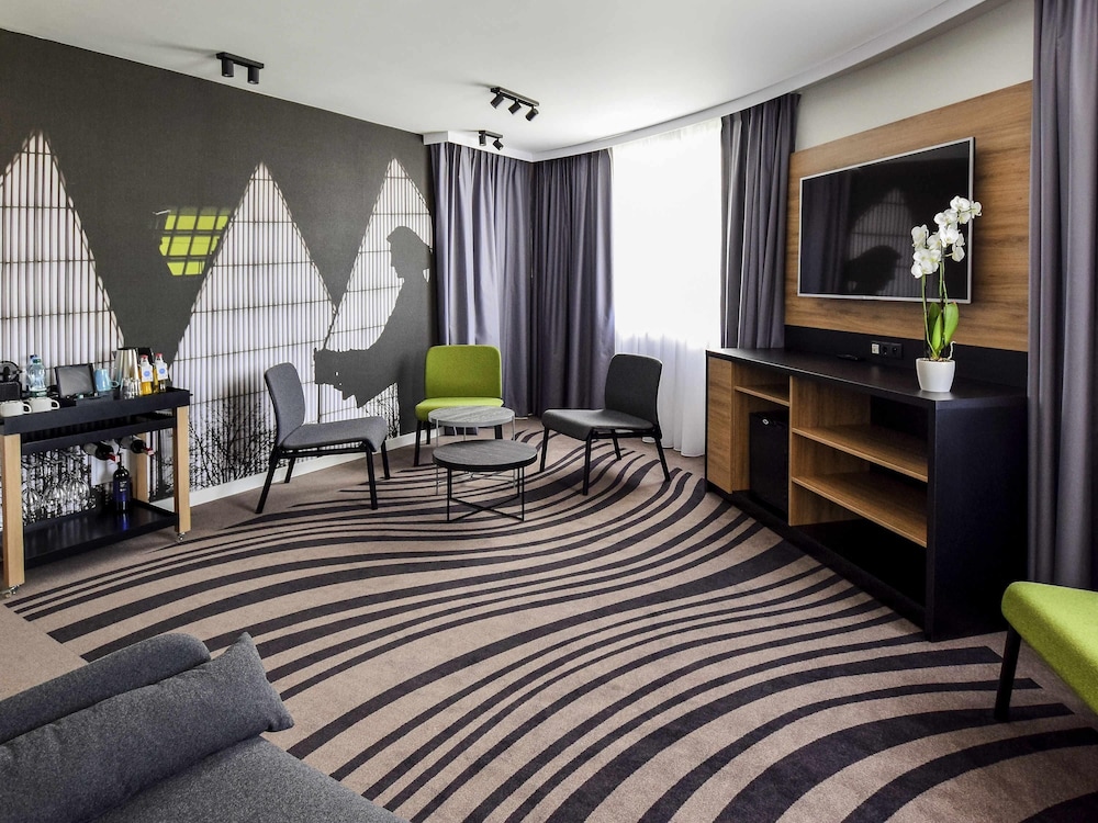 Suite con 1 cama doble y sofá del hotel Novotel Szczecin Centrum