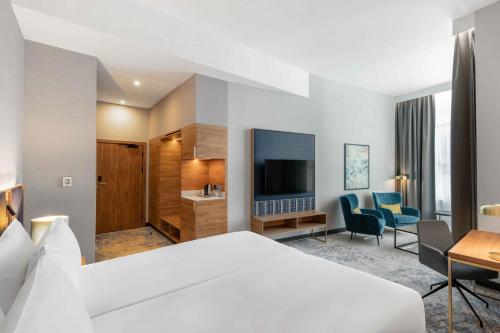 Habitación Business con cama extragrande del hotel Wyndham Wroclaw Old Town. Foto 3