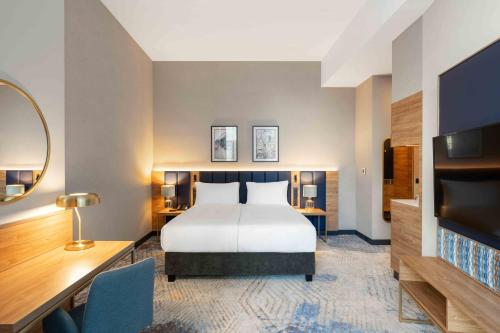 Habitación Business con cama extragrande del hotel Wyndham Wroclaw Old Town. Foto 4