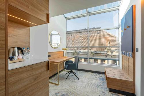 Habitación Business con cama extragrande del hotel Wyndham Wroclaw Old Town. Foto 5