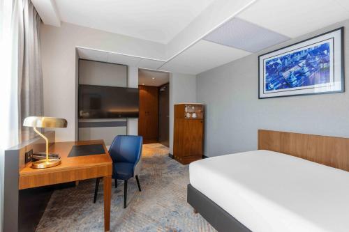 Habitación Clásica con cama grande del hotel Wyndham Wroclaw Old Town. Foto 5